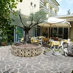 Lanterna Hotel 2*